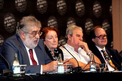 En la imagen Lara (i), con los escritores y miembros del jurado del premio Planeta, Rosa Regás, Juan Marsé y Pere Gimferrer (d).