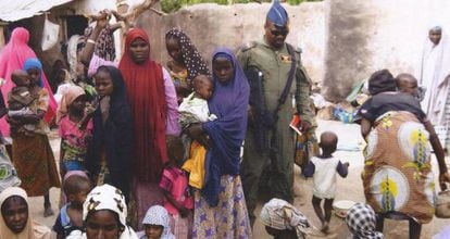 Un soldat amb dones i nens alliberats de Boko Haram.