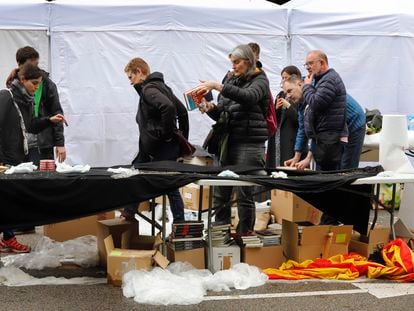 Libreros recogiendo los libros durante la tormenta en el día de Sant Jordi.