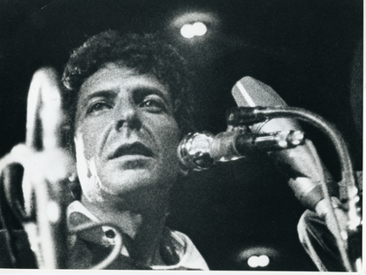Una fotografía de autor desconocido de Leonard Cohen, en una actuación en 1972, que se expone en la muestra de Toronto. Cortesía de © Leonard Cohen Family Trust