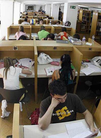 Jóvenes preparan la selectividad en una biblioteca pública.