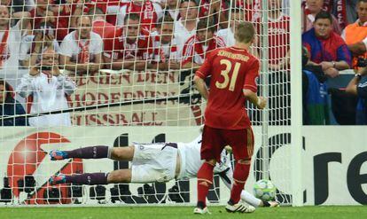 Schweinsteiger falla el penalti ante Cech.