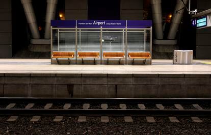 La estación de tren del aeropuerto de Frankfurt vacía, durante la huelga nacional que se celebra en Alemania este lunes.