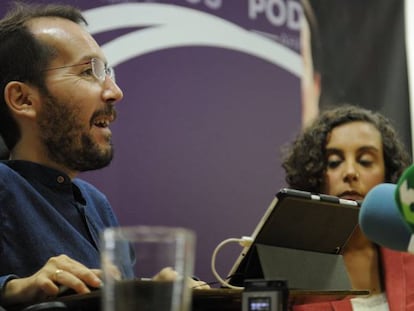 Pablo Echenique y Nagua Alba, el pasado lunes en Vitoria.