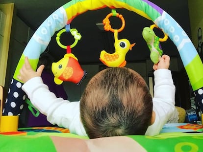 Una niña juega en su parque infantil.