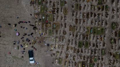 Vista aérea del panteón municipal del valle de Chalco durante un servicio funerario. 