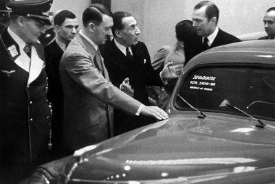 Louis Renault muestra un modelo a Adolf Hitler durante la feria del automóvil de Berlín, en 1937.
