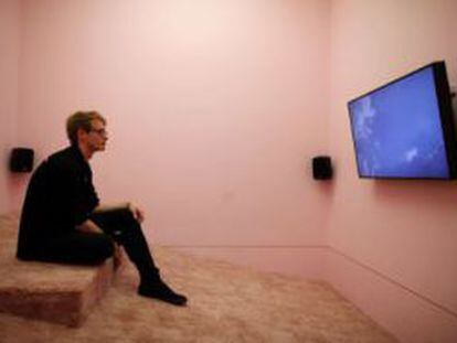 Un espectador, ante el vídeo de la artista Laure Prouvost, Premio Turner 2013.