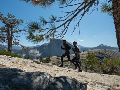 Patrick Kipngeno, en cabeza, y Philemon Kiriago, durante un entrenamiento en el Parque Nacional de Yosemite (California)