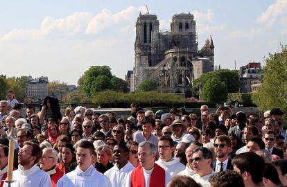 Procesión en Notre Dame este viernes.
