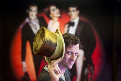 Edu Soto, frente al cartel de ‘Cabaret’ del teatro Rialto de Madrid.