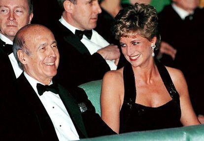 El ex presidente francés y la Princesa de Gales acuden al teatro y a una cena en el palacio de Versalles en 1994