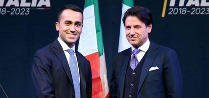 El líder del Movimiento Cinco Estrellas, Luigi Di Maio, estrecha la mano del abogado italiano Giuseppe Conte.