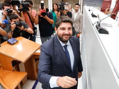 El candidato del Partido Popular para presidir Murcia, Fernando López Miras, tras la segunda y última sesión del debate de investidura, en la Asamblea Regional de Murcia, este jueves en Cartagena.