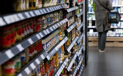 Una estantería con productos de comida en un supermercado alemán.