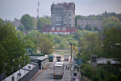 Paso fronterizo entre la ciudad estonia de Narva y la rusa Ivángorod, a finales de mayo.