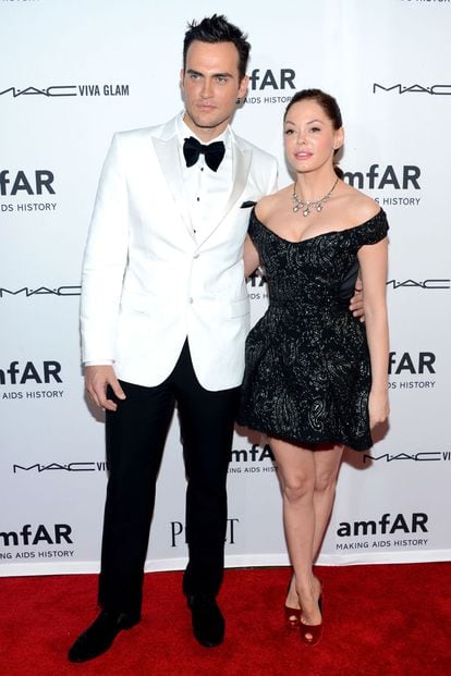 Rose McGowan, vestida por Marc Jacobs, con el actor y cantante Cheyenne Jackson.