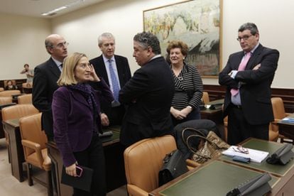 Los representantes de los partidos en la comisión del Pacto de Toledo conversan antes del inicio de la reunión.