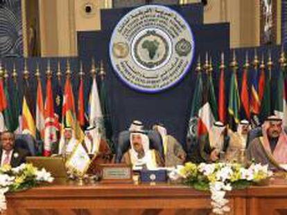 El presidente de la tercera edición de la Cumbre Árabe-Africana, el Emir de Kuwait Sabah Al-Ahmad Al-Jaber Al-Sabah (c) preside la inauguración de la misma con el copresidente de la Cumpbre, el primer ministro de Etiopía Hailemarian Desalegn (i) y el ministro de Asuntos Exteriores de Kuwait, Sheikh Sabah Khaled Al-Hamad Al-Sabah (d), ayer en Kuwait.