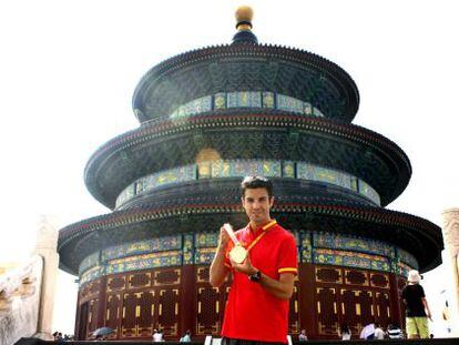 López posa con su medalla de oro junto al templo del Cielo de la capital china