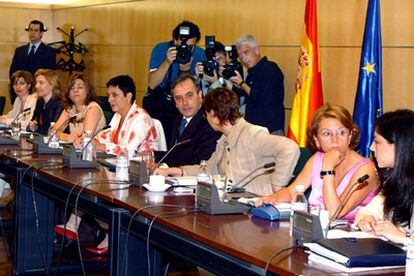 El ministro Alonso en la reunión con parlamentarias y asociaciones de defensa de los derechos de la mujer.