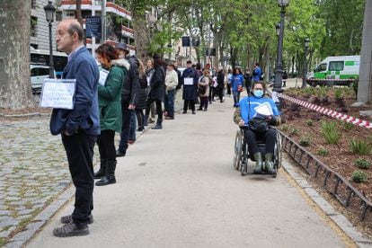 Protesta contra la larga espera para disponer de una valoración de discapacidad, este martes frente al Ministerio de Derechos Sociales, en Madrid.