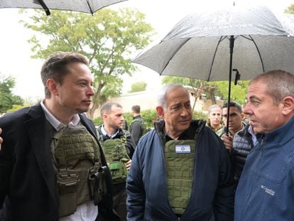 El millonario estadounidense Elon Musk, junto al primer ministro israelí, Benjamín Netanyahu, durante su visita al kibutz de Kafar Aza, este lunes.