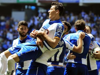 Los jugadores del Espanyol se abrazan tras un gol de Héctor Moreno. 