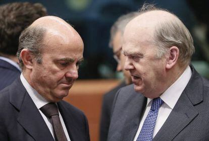 El ministro irland&eacute;s de Finanzas, Michael Noonan, conversa con el espa&ntilde;ol Luis de Guindos, durante el Eurogrupo celebrado este lunes.