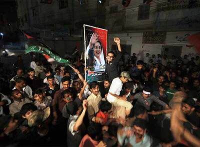 Simpatizantes del Partido Popular, de la asesinada Benazir Bhutto, celebran en Karachi los primeros resultados.