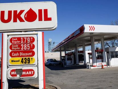 Foto de una gasolinera de Lukoil en Nueva Jersey, Estados Unidos.