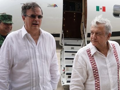 El Canciller Marcelo Ebrard y el presidente Andrés Manuel López Obrad, en el aeropuerto militar de Tapachula.