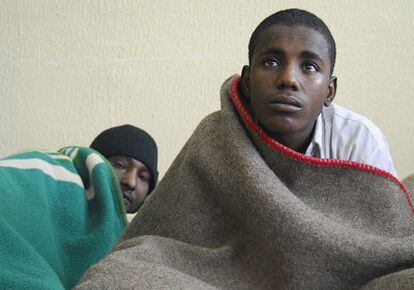 Dos jóvenes de Chad reclutados por Gadafi y hechos prisioneros por los rebeldes en la localidad de Sahat