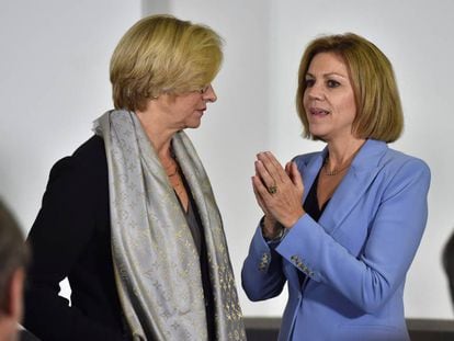 La ministra de Defensa, Mar&iacute;a Dolores de Cospedal, con su hom&oacute;loga italiana, Roberta Pinotti, este martes en la cumbre de la OTAN en Bruselas.
 