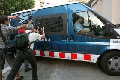 El furgón policial, con Fèlix Millet y Jordi Montull en su interior, entrando en la cárcel Modelo.