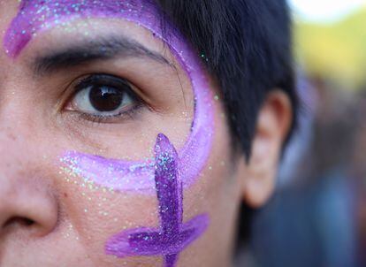 Una manifestante con la cara pintada en la marcha de Buenos Aires (Argentina).