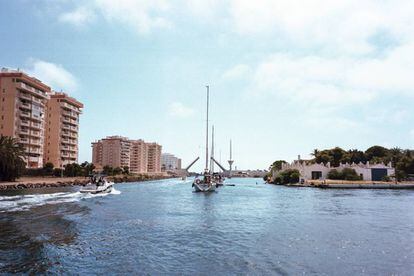 El Canal del Estacio con su puente levadizo comunica el Mediterráneo con el Mar Menor.