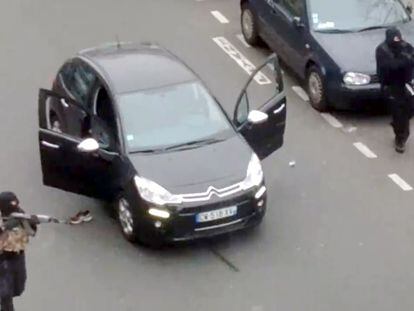 Los hermanos Kouachi disparan a un agente de policía antes de penetrar en la redacción de 'Charlie Hebdo', el 7 de enero de 2017 en París.