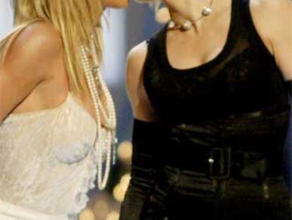 Beso entre Britney Spears (izquierda) y Madonna en los Premios MTV Video Music de 2003.