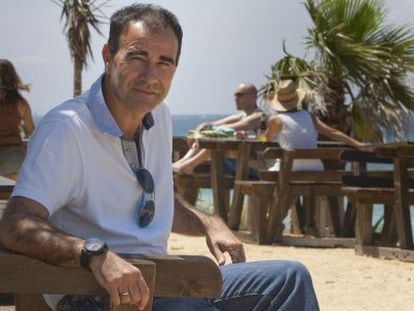 El alcalde socialista de Barbate (Cádiz), Rafael Quirós, en la playa de Zahora del municipio. 