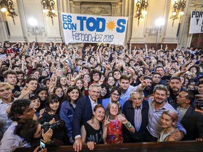 Alberto Fernández y José Mujica con alumnos del Colegio Nacional Buenos Aires, el viernes 11 de octubre.