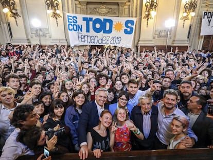 Alberto Fernández y José Mujica con alumnos del Colegio Nacional Buenos Aires, el viernes 11 de octubre.