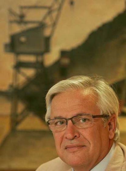 Clos posa ante un cuadro inspirado en la industria.