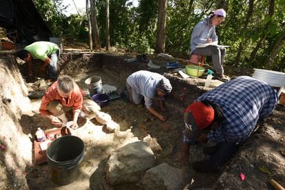 Investigadores trabajan en el yacimiento maya de Aguada Fénix, en México.