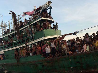 Refugiados rohingya, en un barco en aguas tailandesas, el pasado jueves.