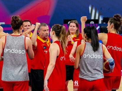 La selección española femenina hace piña tras un entrenamiento previo a su debut en el Eurobasket.