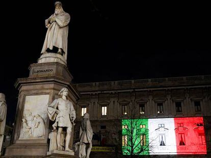 El Palazzo Marino de Milán, iluminado con los colores de la bandera de Italia.
