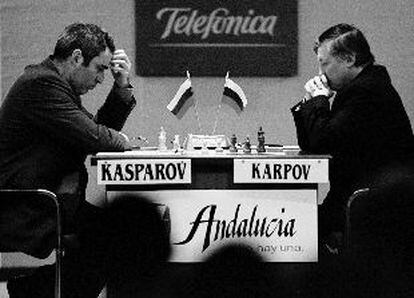 Kaspárov y Kárpov, durante su partida de ayer.