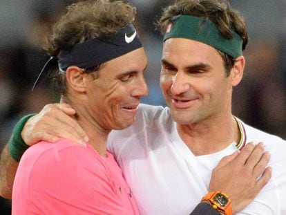 Rafael Nadal y Roger Federer se saludan durante un partido benéfico celebrado en Ciudad del Cabo (Sudáfrica) en 2020.