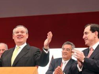 El ex presidente de Mapfre, José Manuel Martínez (en el centro), saluda a la junta en presencia de su sucesor, Antonio Huerta (derecha) y Ángel Luis Dávila, secretario general y director general de Asuntos Legales, el 10 marzo de 2012.
